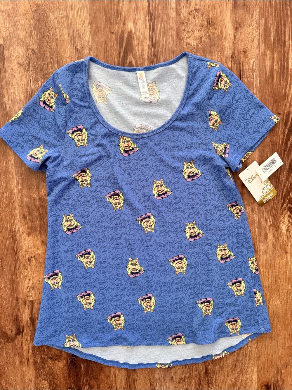 NWT LuLaRoe Classic T-Shirt - Miss Piggy "Muppets Mayhem" Print size S oversized